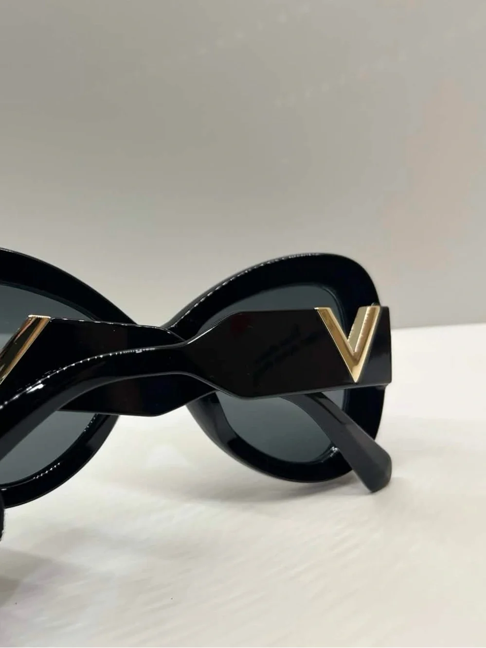 Louis Vuitton Bow Shaped Women’s Sunglasses - Picture 2 of 4